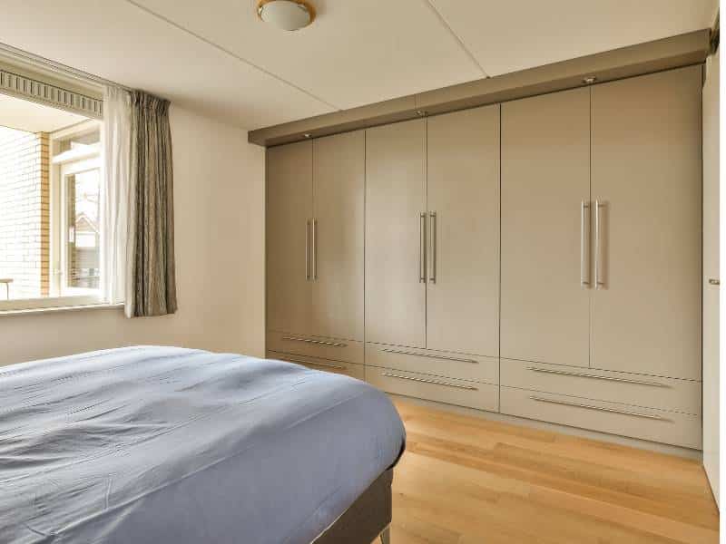 ארון קיר בחדר שינה