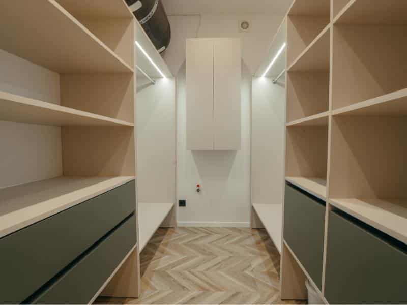 חדר ארונות קטן