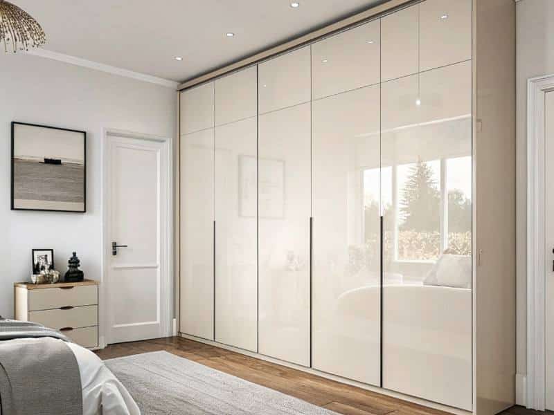 ארון בגדים בחדר שינה