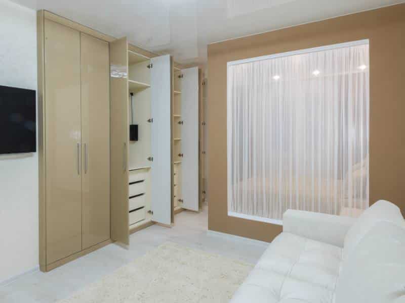 ארון עם דלתות פתיחה רגילה