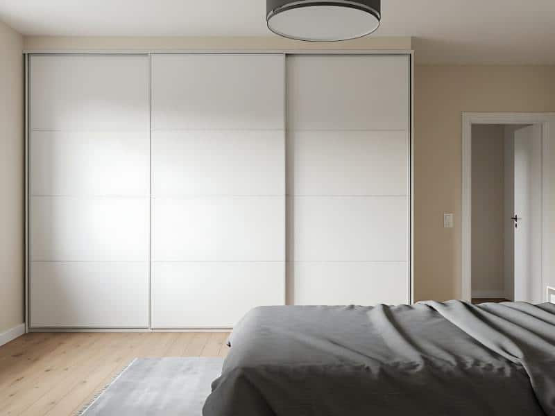 ארון הזזה לבן בחדר שינה