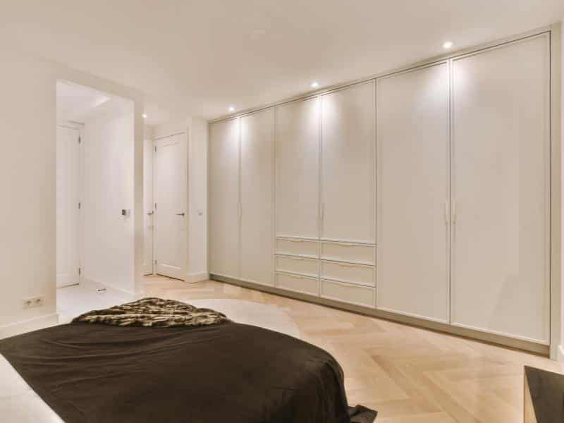 ארון קיר בחדר שינה