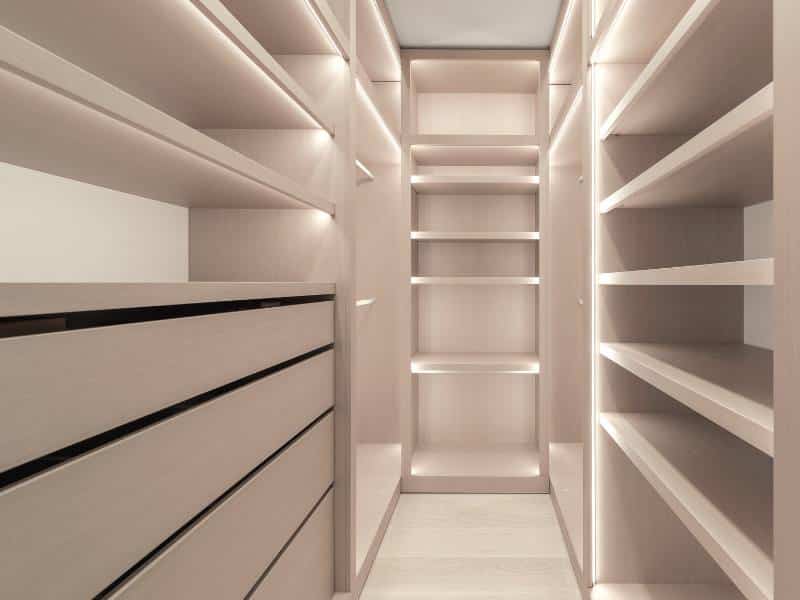 חדר ארונות קטן