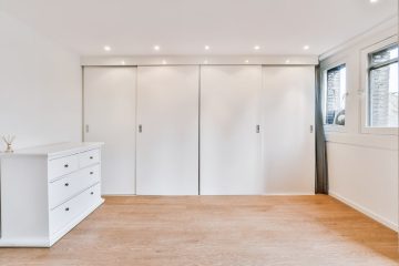 ארונות הזזה מול ארונות פתיחה: הבחירה הנכונה לחלל שלך