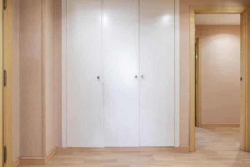 ארונות פתיחה קלאסיים: למה הם עדיין פופולריים ואיך למקסם את האחסון בהם?